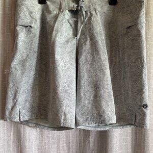 lululemon athletica Men's Gray Wave-Print Swim Board Shorts